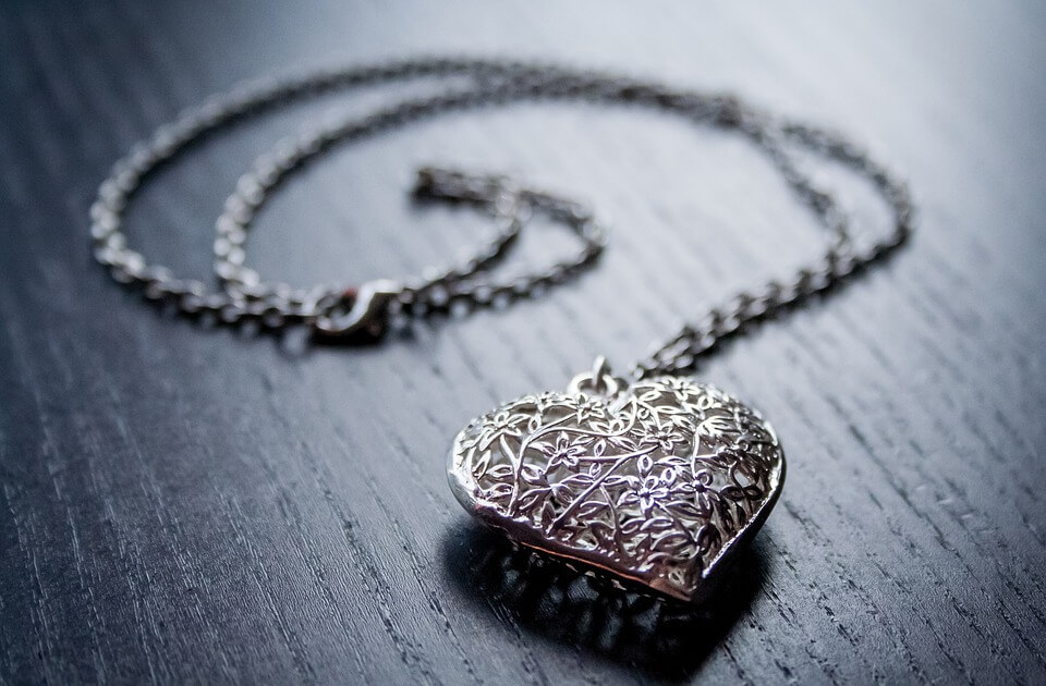 Heart shaped pendant with silver chain 