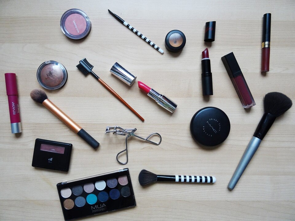Assorted photograph of makeup kit