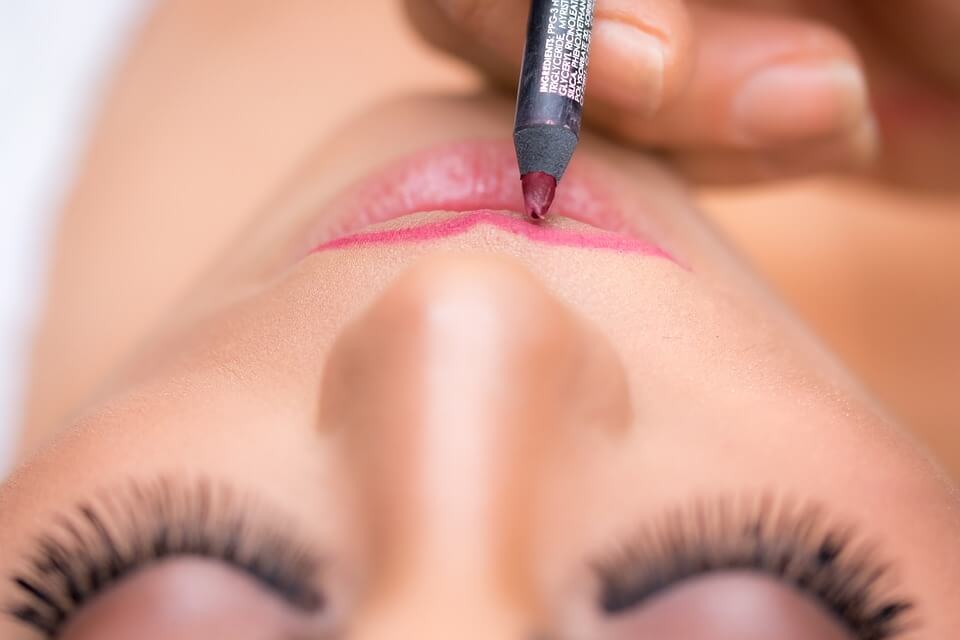 Applying lip liner