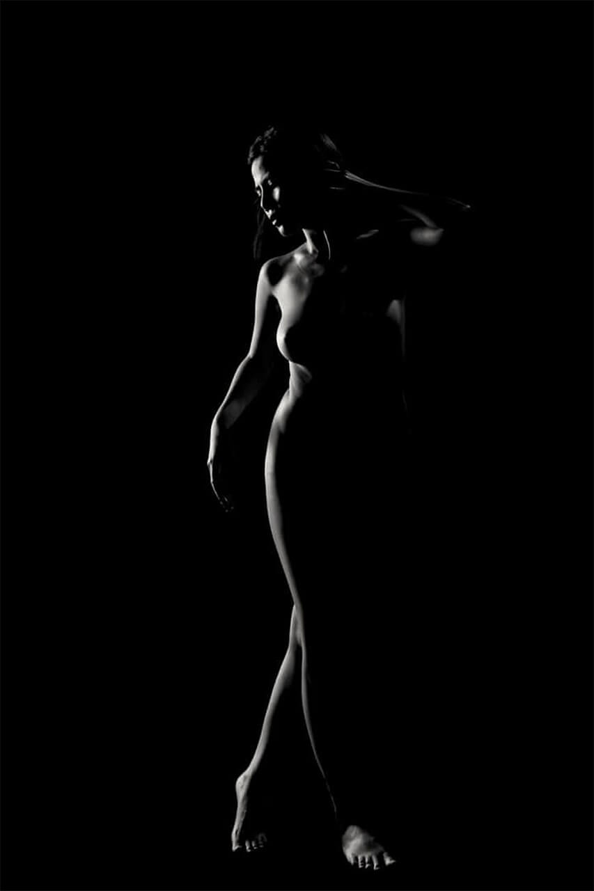 Standing pose of a nude lady