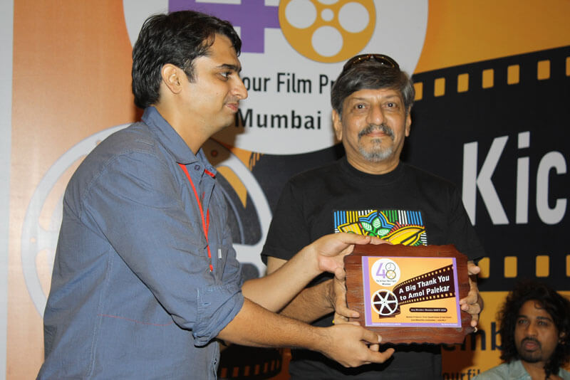 Yogi Chopra giving memento to Amol Palekar