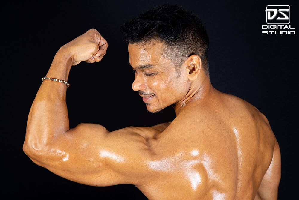 Single bicep pose of fitness model