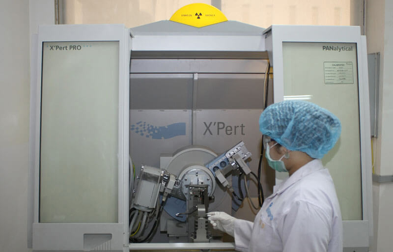 x-ray machine with lab technician