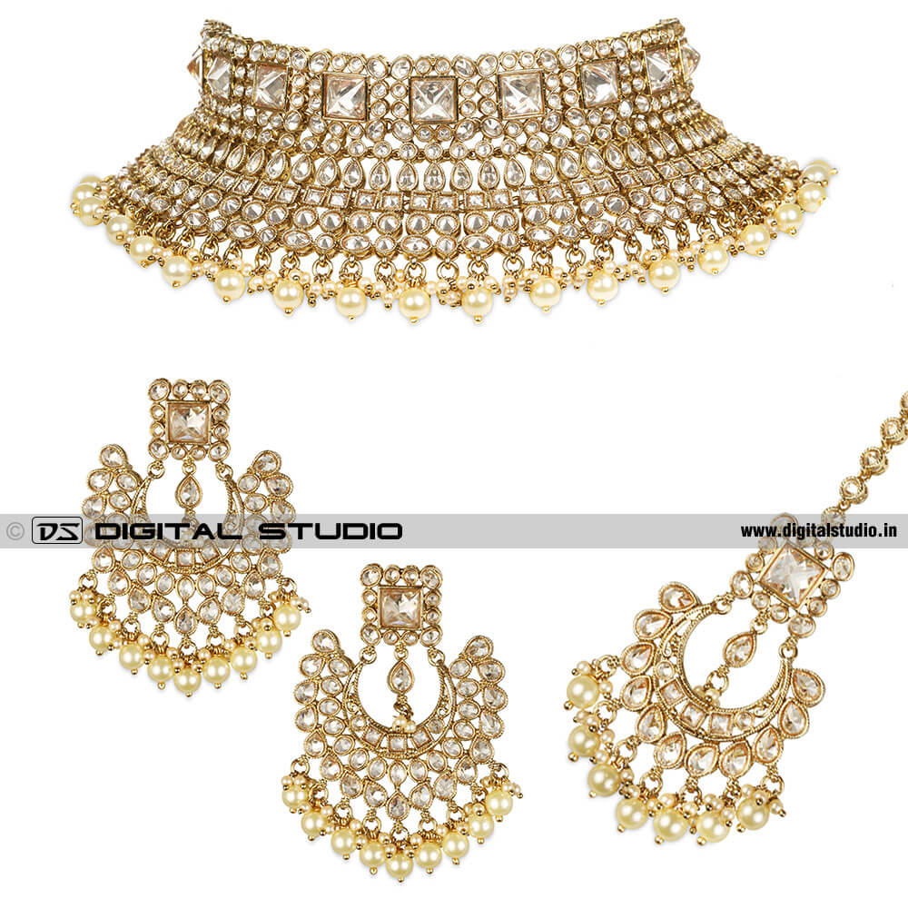 Jewellery set of necklace, earrings and maang tikka