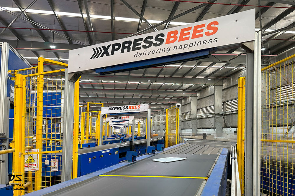 Conveyor belt and sorting line machinery used for courier parcel routing inside the warehouse