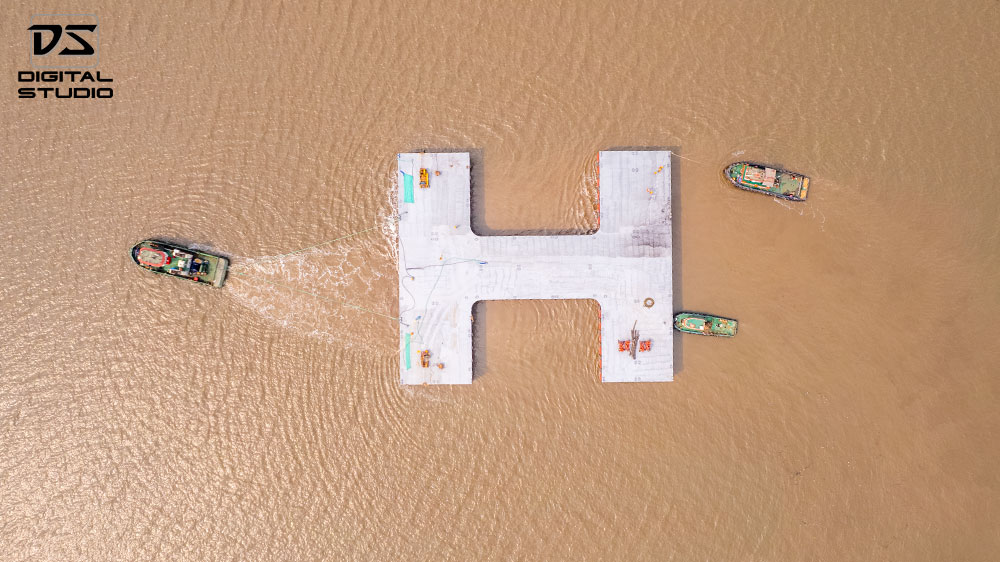 Loadout of a barge with tug boats